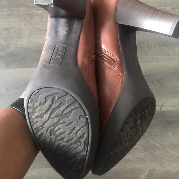 Women’s beautiful Brown Leather Anne Klein Booties - Picture 3 of 5